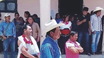 La fotografía de los funcionarios 'humillados' fue publicada en redes sociales