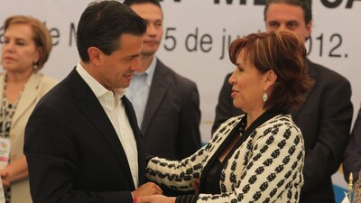 Enrique Peña Nieto, en su fase de candidato presidencial del PRI, junto a Rosario Robles, en junio de 2012