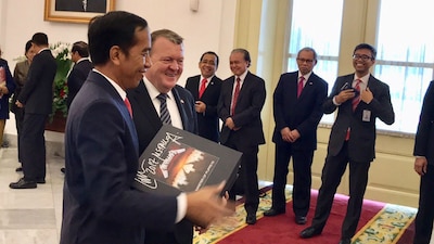 El presidente de Indonesia, Joko Widodo (izquierda) junto al primer ministro de Dinamarca, Lars Løkke Rasmussen