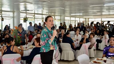 Durante el encuentro, Beaatriz aprovechó para leer algunos títulos que llevó de obsequio
