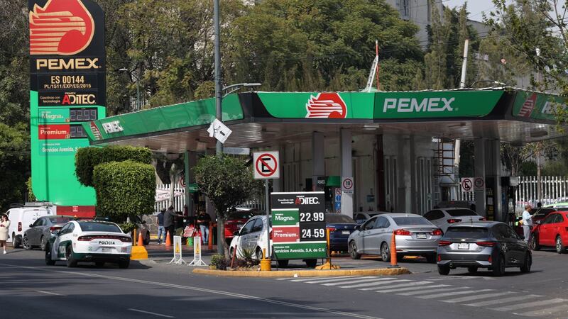 ‘Poco a Poco’ baja el precio de la gasolina regular en México: Profeco