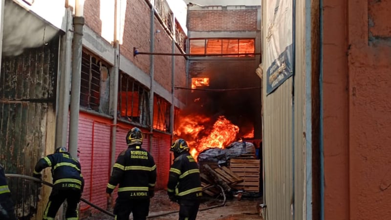 Reportan fuerte incendio en fábrica de telas en Azcapotzalco; bomberos ya laboran en la zona