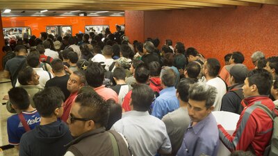 Usuarios reportan, además, que han tenido que esperar casi una hora para abordar una unidad.