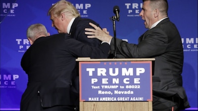 El magnate fue sacado del escenario por agentes del Servicio Secreto