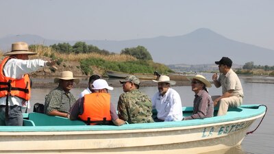 Autoridades hicieron un recorrido en lancha por el lago