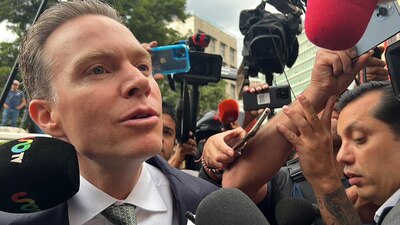 El aspirante presidencial, a su llegada al WTC por resultados de encuesta