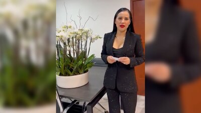 La funcionaria posó a lado de su elegante arreglo floral