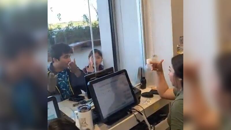 Captan a trabajadora del Tren Maya atendiendo con lenguaje de señas a usuarios