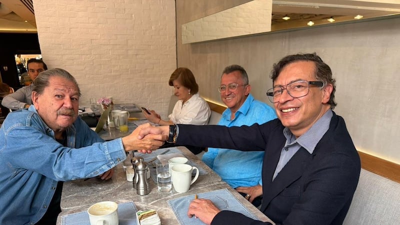 Petro llega a México y se reúne con Taibo II antes de su visita a la UNAM