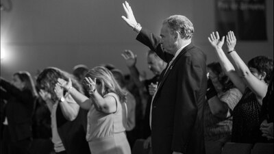 El candidato a vicepresidente de Estados Unidos, Tim Kaine, durante oraciones en una iglesia de la comunidad hispana