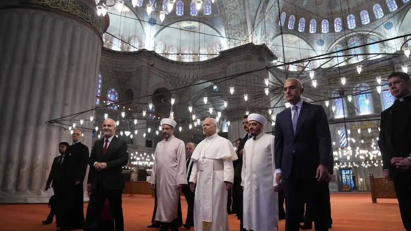 El papa León XIV visita la Mezquita Azul de Estambul y sorprende al no detenerse a rezar
