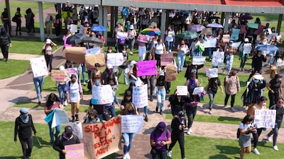 Compañeros de la estudiante agredida protestaron este lunes en instalaciones de la UNAM.