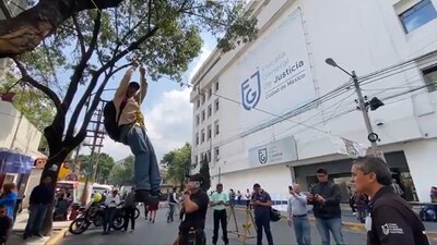 Afuera de la Fiscalía de la CDMX, un hombre pidió ayuda para capturar a quiénes lo embrujaron