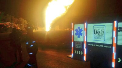 Bomberos acudieron a la zona para sofocar el fuego provocado por la explosión de un ducto de combustible