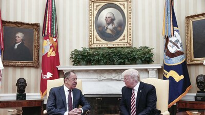 El canciller ruso Sergei Lavrov (izquierda) fue recibido en el Salón Oval por Donald Trump