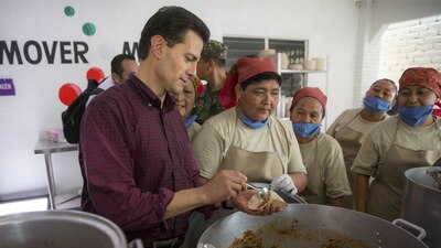 Enrique Peña Nieto, en uno de los comedores comunitarios ubicados en Guerrero