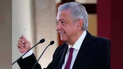 El presidente mexicano exhibió su licencia de conducir expedida por el Gobierno del DF