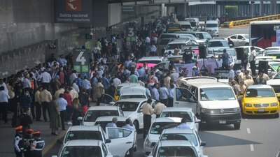 Los choferes pidieron frenar la entrada de taxis por aplicación al AICM