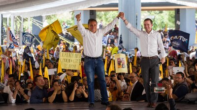 Manuel Negrete (centro) fue el triunfador de la alcaldía de Coyoacán