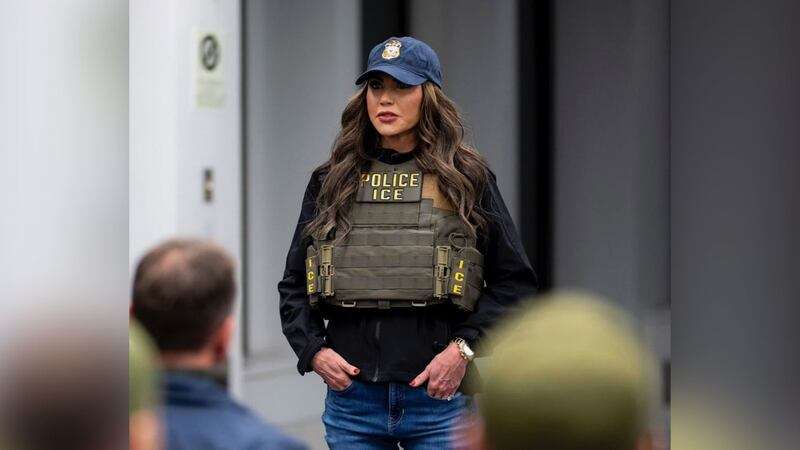 Secretaria de Seguridad de EU encabeza redadas contra migrantes en Nueva York