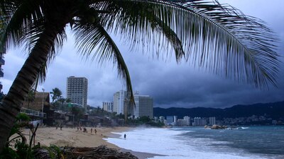 Autoridades prevén que 'Dora' caiga a categoría 1 para el domingo