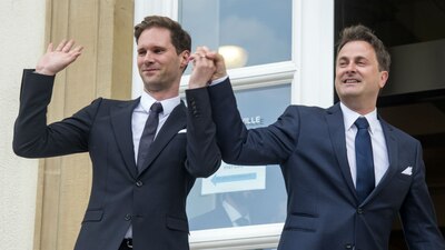 El arquitecto Gauthier Destenay (izquierda) junto al primer ministro de Luxemburgo, Xavier Bettel
