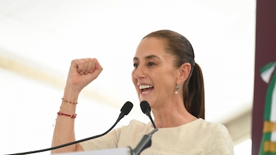 UMÁN, YUCATÁN, 17OCTUBRE2026.- Claudia Sheinbaum Pardo, presidenta de México, encabezó la entrega de Vivienda para el Bienestar en la entidad sureste.
FOTO: PRESIDENCIA/CUARTOSCURO.COM