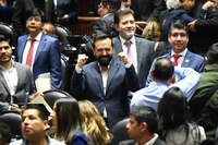 Morena presenta iniciativa contra la apología del delito en canciones, series y videojuegos