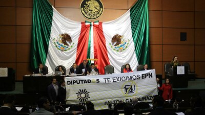 Los legisladores del PRD colocaron una pancarta en el pleno de la Comisión Permanente