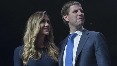 Eric Trump (derecha) incurrió en un delito al publicar su voto a favor de su padre, en Twitter. Oops!
