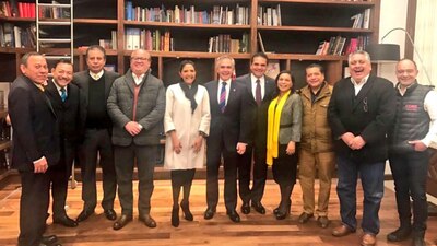 Dirigentes del PRD y gobernadores del sol azteca junto a Miguel Ángel Mancera (centro, de corbata multicolores)