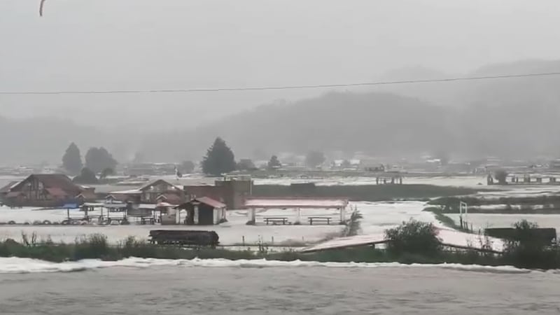 Intensa tormenta con granizada ‘pinta de blanco’ La Marquesa y deja inundaciones en la México-Toluca