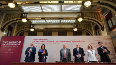AMLO junto a algunos miembros de su gabinete durante el foro para elaborar el Plan Nacional de Desarrollo