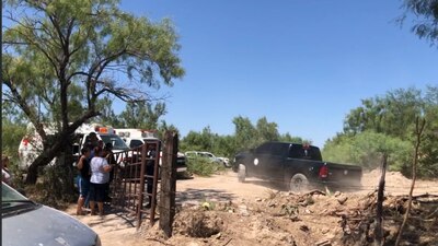 Cinco mineros que aparentemente lograron del derrumbe y ayudan a las autoridades