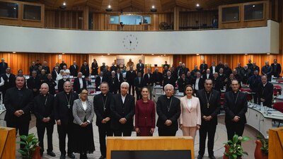 La mandataria compartió una serie de fotografías junto a los obispos y clérigos miembro del Episcopado