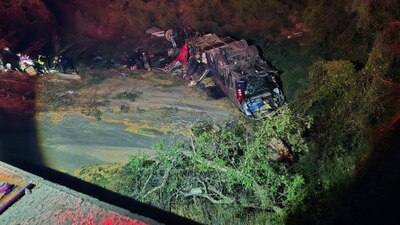 El autobús volcó y cayó a un barranco de más de 10 metros