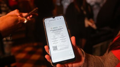 El certificado puede obtenerse a través de la página web o descargarlo desde el celular.