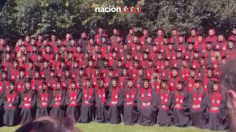 Gradas colapsan durante foto de graduación en la Ibero... había 150 estudiantes