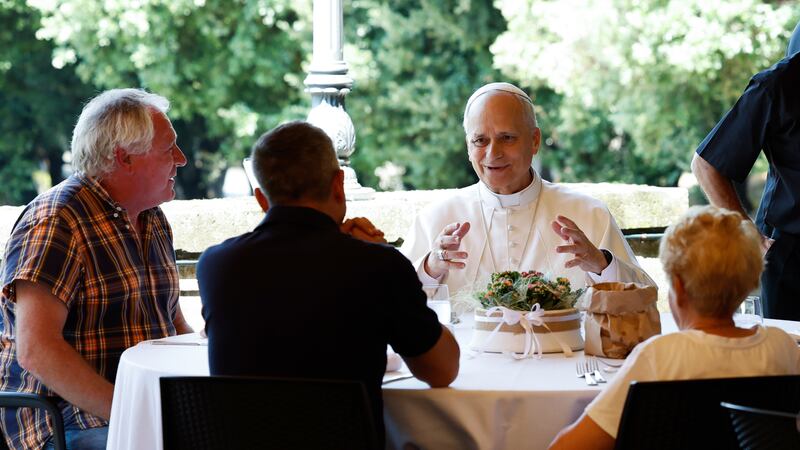Papa León invita a pobres y refugiados a almorzar en su finca en el Vaticano