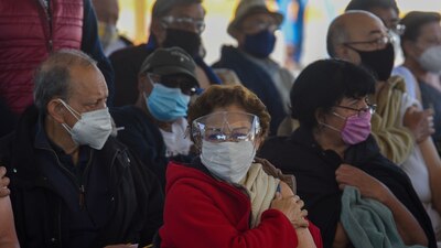 Adultos mayores reciben su vacuna de refuerzo en CDMX