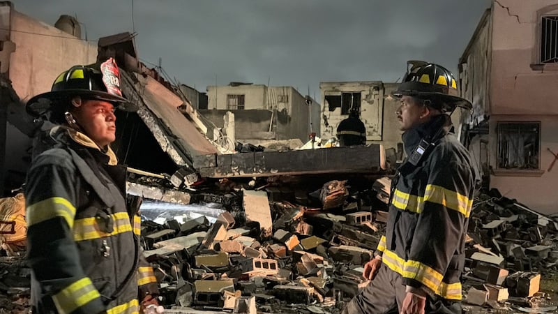 Explosión de pirotecnia provoca incendio y colapso de vivienda en NL; hay 3 muertos