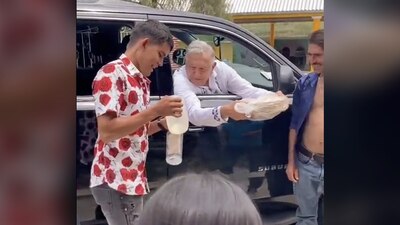 Además de tortillas de tlayuda, los pobladores también le regalaron una bebida, que al parecer era mezcal