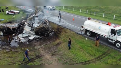 En la camioneta que tráiler impactó, viajaban al menos 21 personas, todas ellas murieron calcinadas