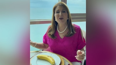 Explica como debe  comerse un banano en un restaurante