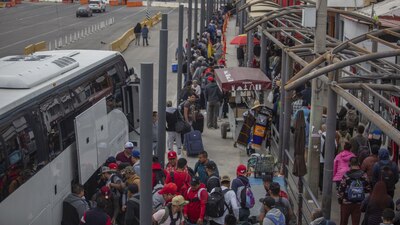 En contraste los republicanos dijeron que los cruces fronterizos la semana pasada alcanzaron un nivel récord