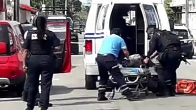 Una persona que viajaba en una moto le disparó al funcionario