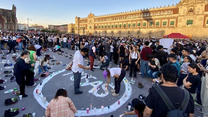 Activistas recrean rancho de Teuchitlán, Jalisco, en el Zócalo de la CDMX; exigen justicia