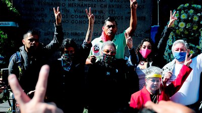 Varias personas realizaron un homenaje en la plaza de las Tres Culturas, en Tlatelolco