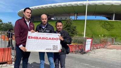 Por no pagar una multa de 5 millones 680 mil pesos, los funcionaron colocaron los letreros