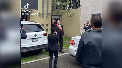 El exmandatario se despidió de sus vecinos como todo un rockstar